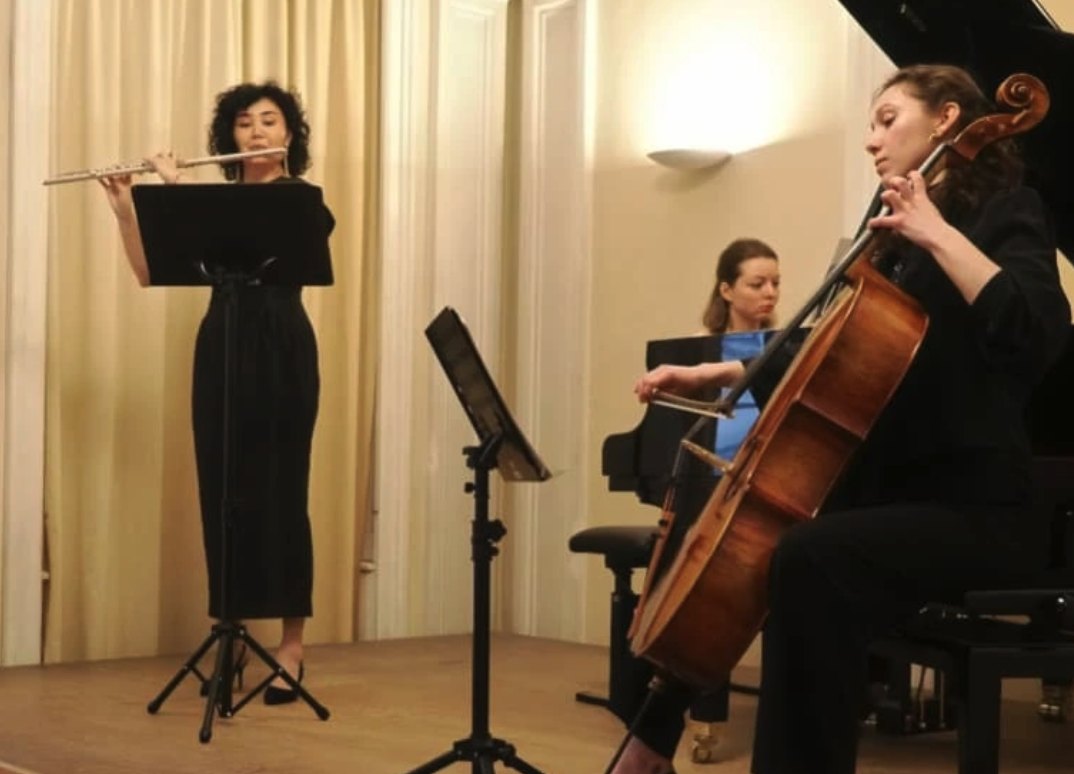 Trio Lumina III performing